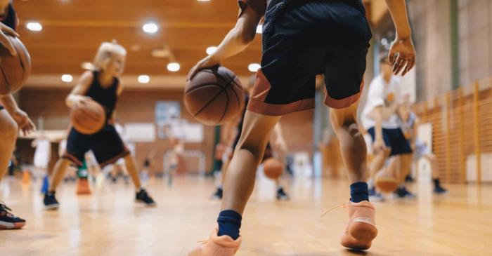 De ce scârțâie adidașii de baschet ca un cutremur