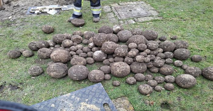 Un șantier belgian a dezvăluit 500 de ghiulele medievale și un obuz din 1914