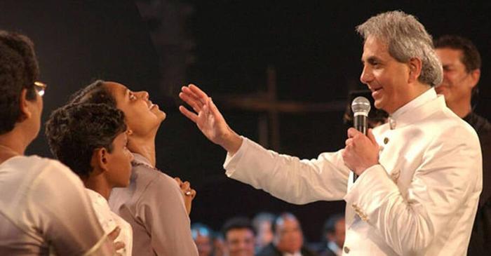 Vindecătorul Benny Hinn a salvat inima lui Holyfield, dar a provocat moartea altor credincioși