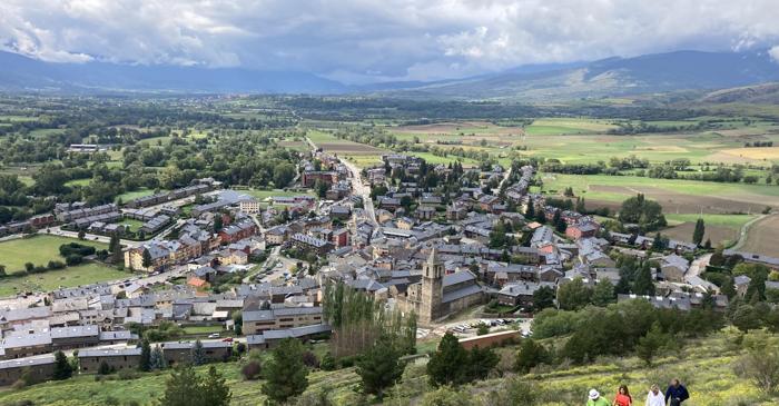Locuitorii din Llívia merg la școală în Spania și își fac cumpărăturile în Franța